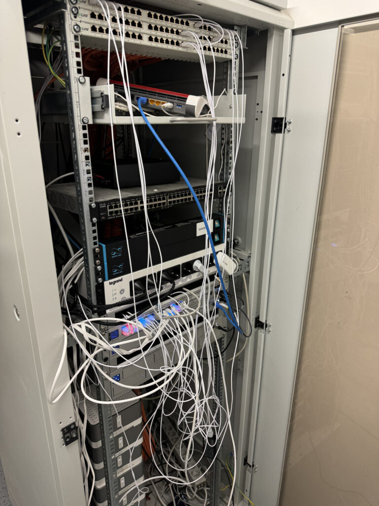 Netzwerkschrank Aufräumarbeiten - Vorher- Smart Home MaineasySmarthome Frankfurt - Elektriker - IMG_4639